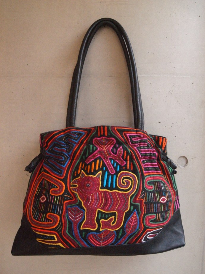 パナマ刺繍（キルト）のモラと本革のバッグです。犬と月のモチーフ